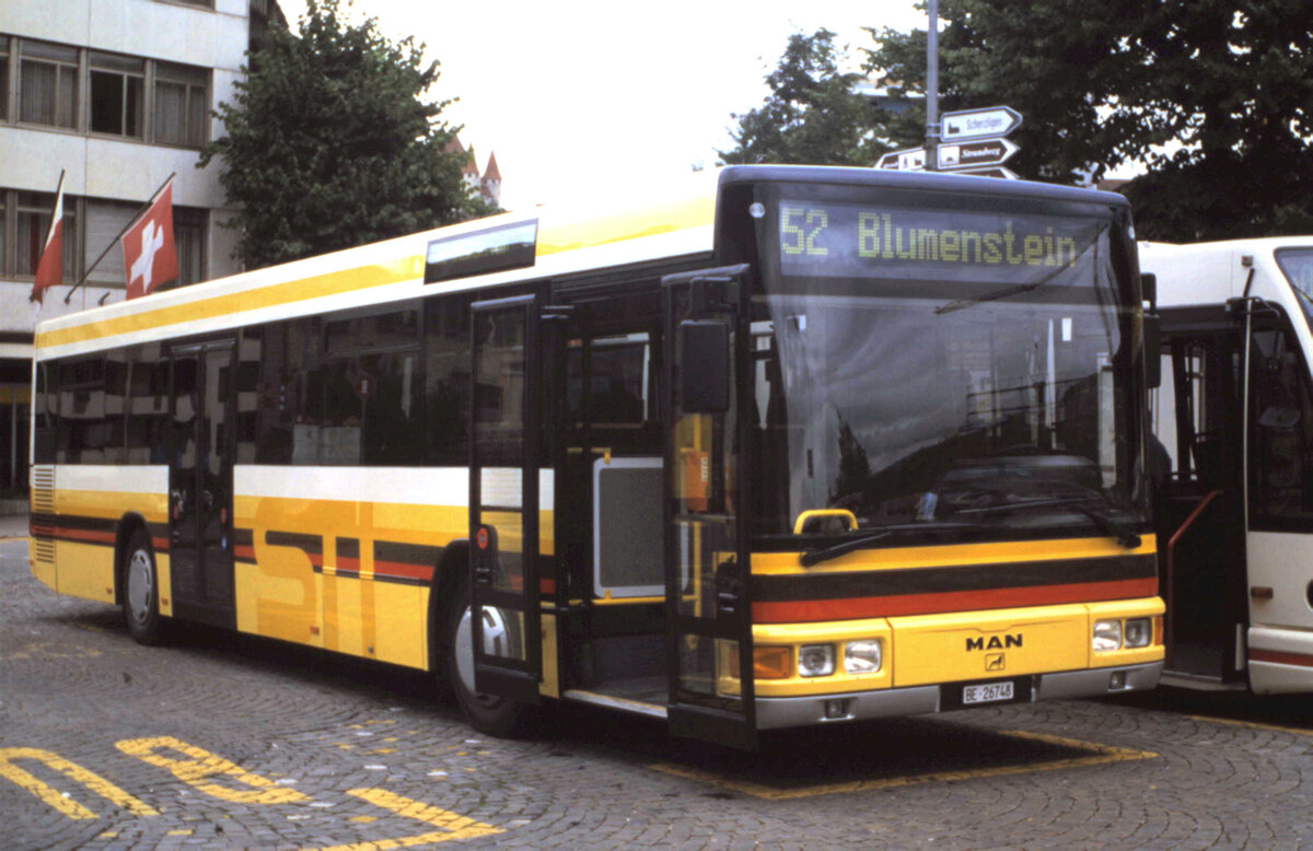 (MB-017) - Aus dem Archiv: STI Thun - Nr. 11/BE 26'748 - MAN (ex TSG Blumenstein Nr. 2) um 1999 beim Bahnhof Thun