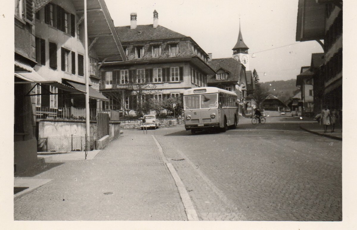 (MD080) - Aus dem Archiv: STI Thun - Nr. 15/BE 27'420 - Saurer/R&J am 15. April 1968 in Steffisburg, Dorf 