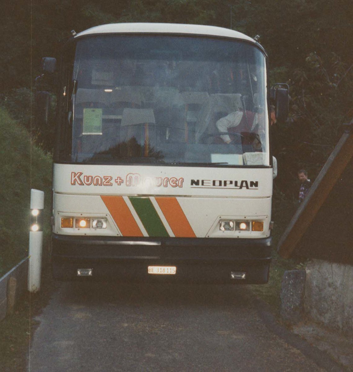 (MD138) - Aus dem Archiv: Kunz+Maurer, Burgistein - Nr. 15/BE 338'115 - Neoplan um 2000