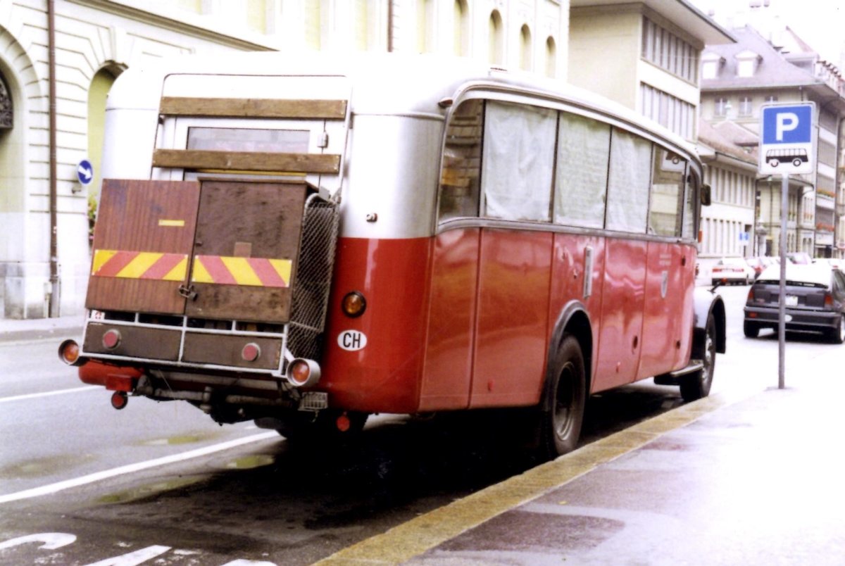 (MD189) - Aus dem Archiv: Fankhauser, Arzier - Nr. 15/VD 3482 - Saurer/Saurer (ex AFA Adelboden Nr. 15; ex P 23'052; ex P 2076) im Oktober 1992 in Bern, Bundeshaus