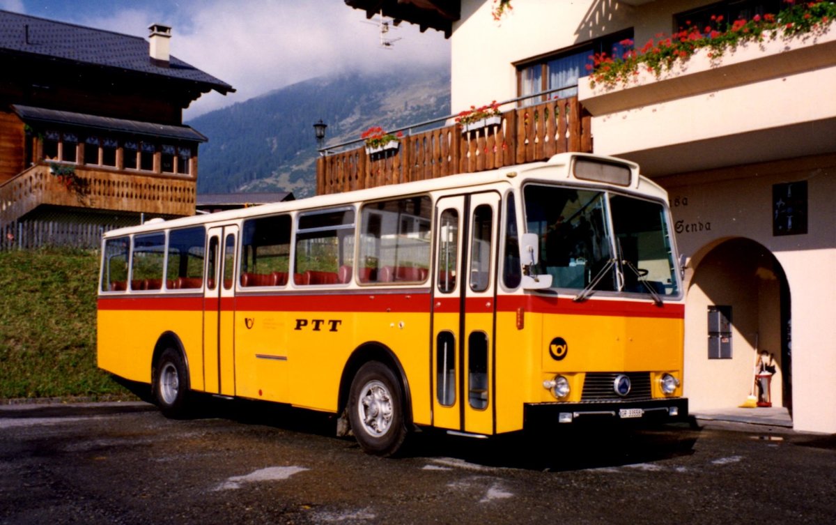 (MD303) - Aus dem Archiv: Bearth, Brigels - Nr. 4/GR 33'558) - Saurer/Tscher (ex Zazzi, Disentis) um 1990 in Brigels