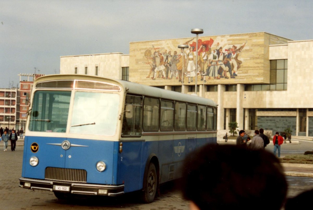 (MD437) - Aus der Schweiz: LLB Susten - Nr. 2/VS 922 - Saurer/Tscher im Januar 1992 in Tirana, Parlamentsgebude