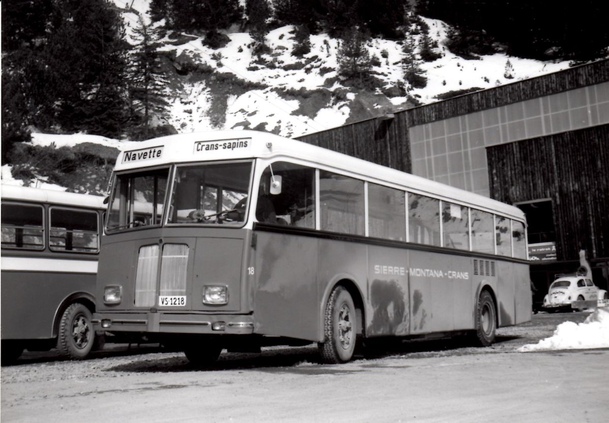 (MD447) - Aus dem Archiv: SMC Montana - Nr. 18/VS 1218 - Saurer/Tscher (ex VBZ Zrich Nr. 264) um 1970 in Crans-Montana, Garage