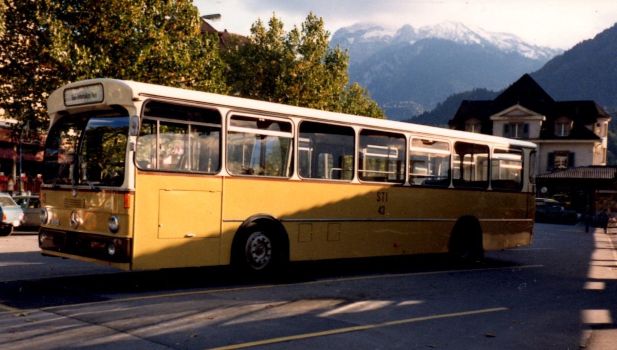 (MD481) - Aus dem Archiv: STI Thun - Nr. 43/BE 322'543 - Mercedes im Hebst 1981 beim Bahnhof Interlaken West