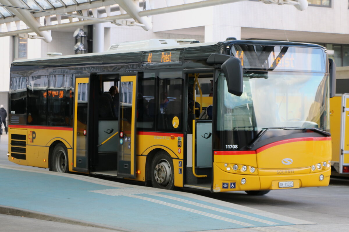 PostAuto Graubnden - GR 81'323/PID 11'708 - Solaris am 15. Januar 2025 in Chur, Postautostation (Aufnahme: Martin Beyer)