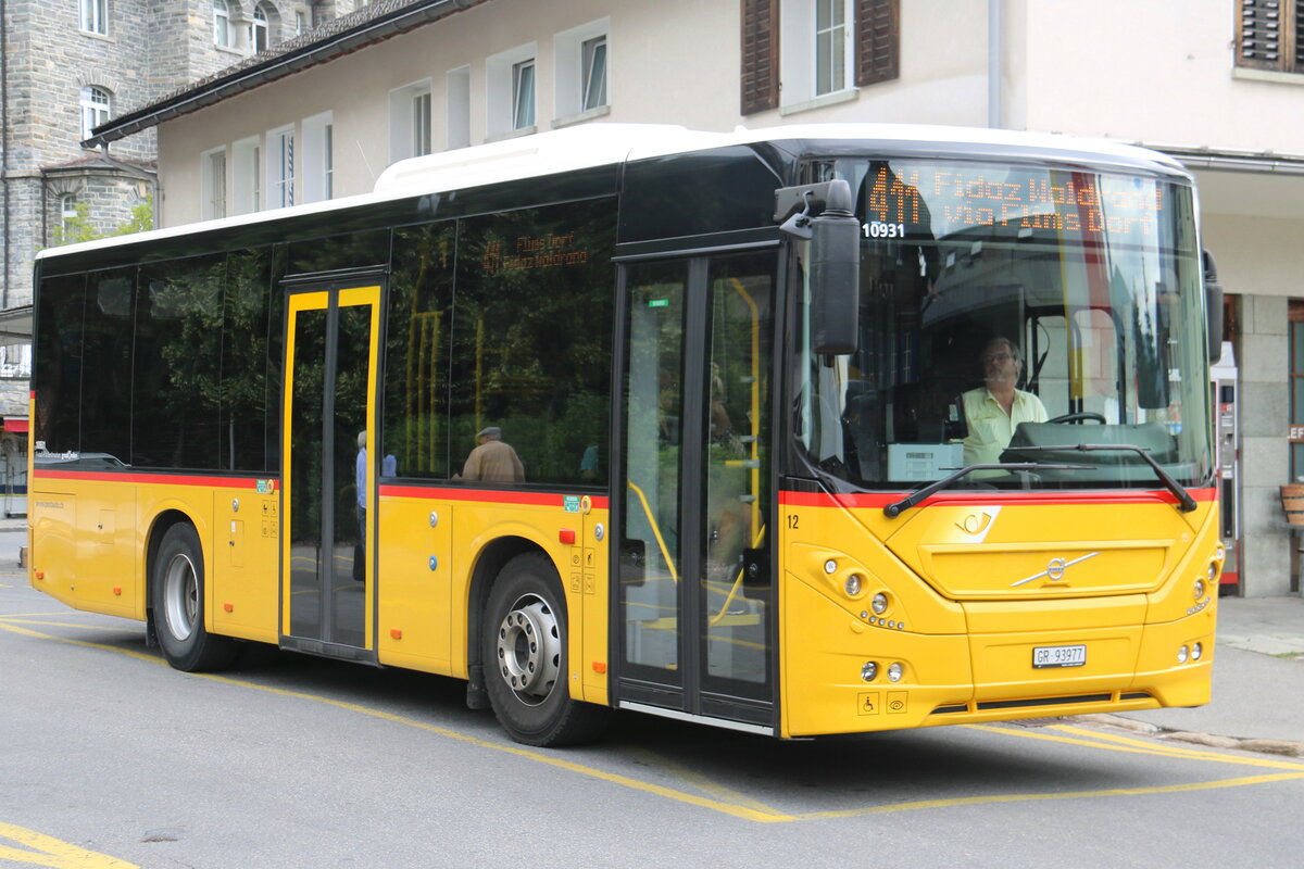 PostAuto Graubnden - Nr. 12/GR 93'977/PID 10'931 - Volvo (ex Fontana, Ilanz Nr. 12) am 8. Juli 2023 in Flims (Aufnahme: Martin Beyer)