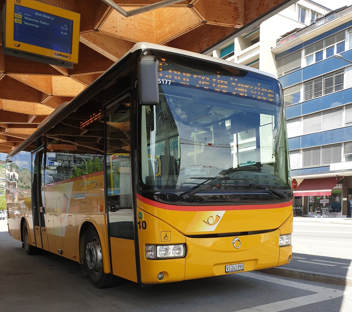 Postauto Wallis - Nr. 10/VS 241'995 - PID 5177 - (Ex TMR Martigny) - Irisbus le 29 juin 2022  Sion, gare