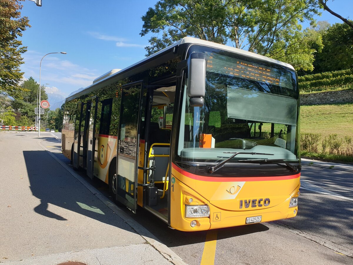 Postauto Wallis - Nr. 1/VS 429'257 - Iveco le 2 février 2022 à Sion, Centre Funéraire