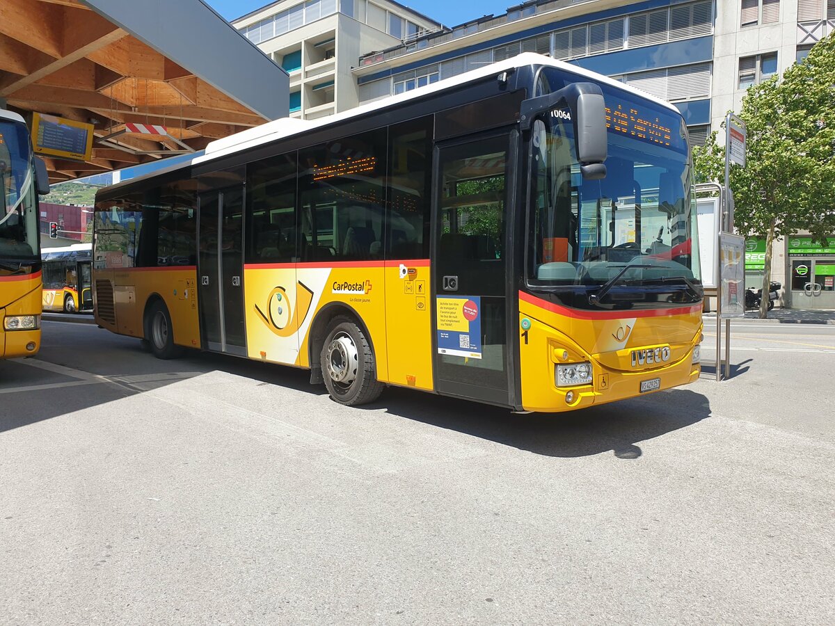 Postauto Wallis - Nr. 1/VS 429'257 - PID 10064 - Iveco le 1 juillet 2022  Sion, gare