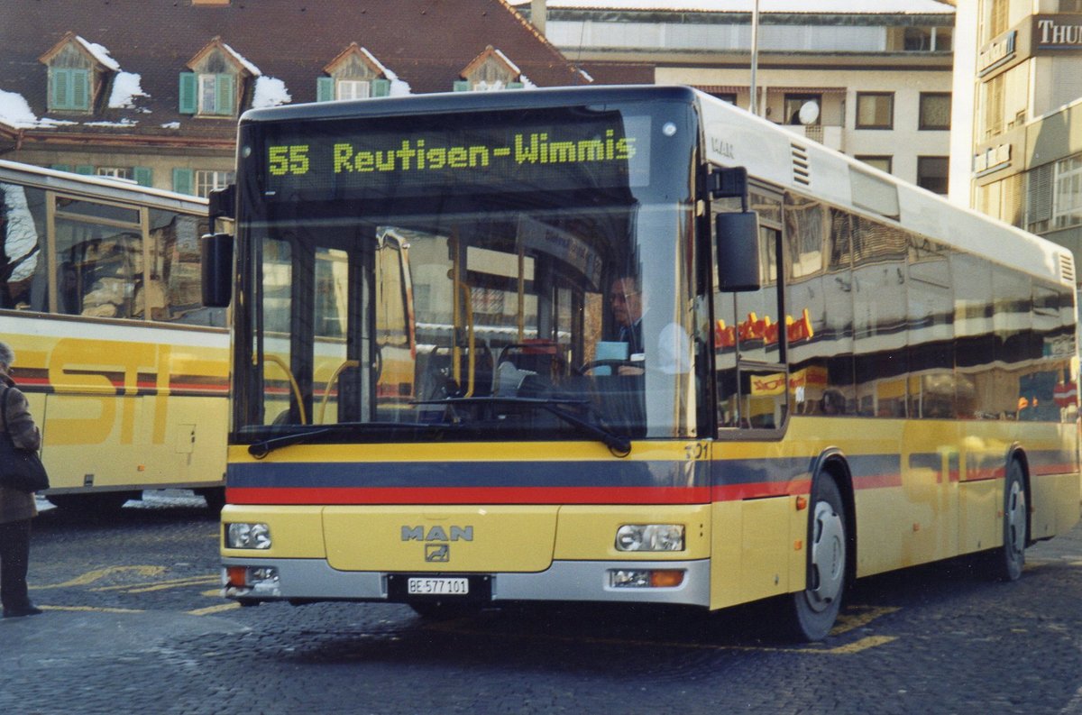 (R 3932) - Aus dem Archiv: STI Thun - Nr. 101/BE 577'101 - MAN am 6. Februar 2005 beim Bahnhof Thun