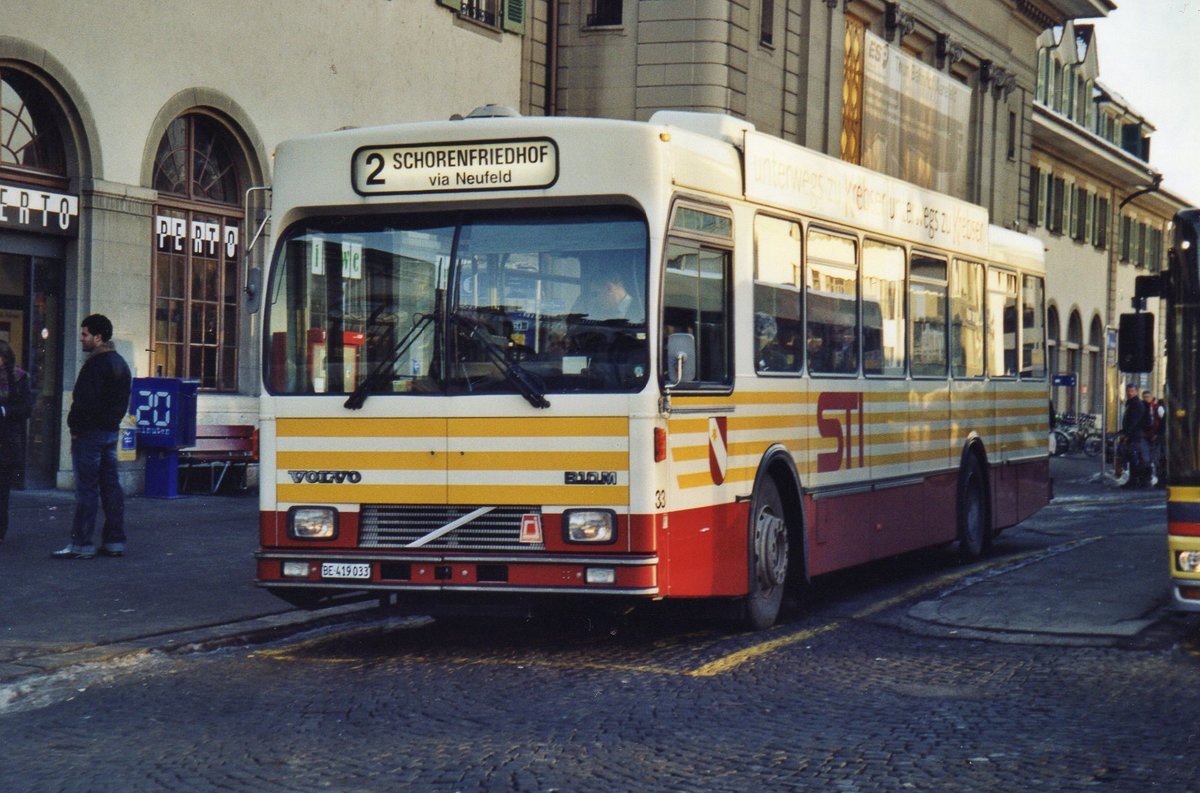 (R 4001) - Aus dem Archiv: STI Thun - Nr. 33/BE 419'033 - Volvo/R&J (ex SAT Thun Nr. 33) am 6. Februar 2005 beim Bahnhof Thun