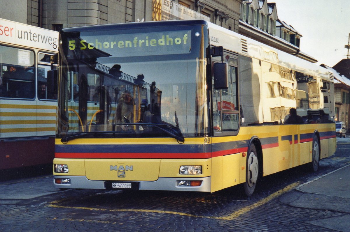 (R 4002) - Aus dem Archiv: STI Thun - Nr. 99/BE 577'099 - MAN am 6. Februar 2005 beim Bahnhof Thun