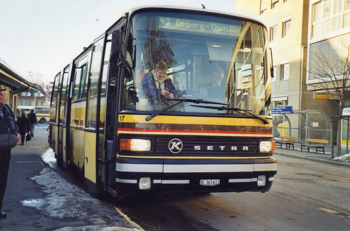 (R 4004) - Aus dem Archiv: STI Thun - Nr. 17/BE 363'613 - Setra (ex AvH Heimenschwand Nr. 7) am 6. Februar 2005 beim Bahnhof Thun