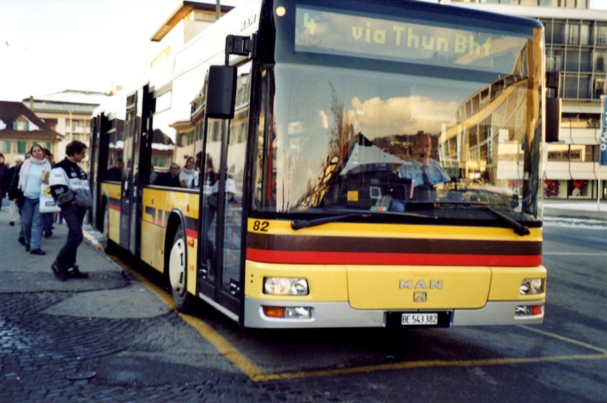 (R 4006) - Aus dem Archiv: STI Thun - Nr. 82/BE 543'382 - MAN am 6. Februar 2005 beim Bahnhof Thun