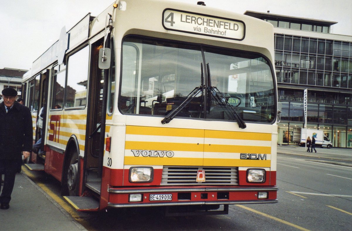 (R 4132) - Aus dem Archiv: STI Thun - Nr. 30/BE 419'030 - Volvo/R&J (ex SAT Thun Nr. 30) am 12. Mrz 2005 beim Bahnhof Thun