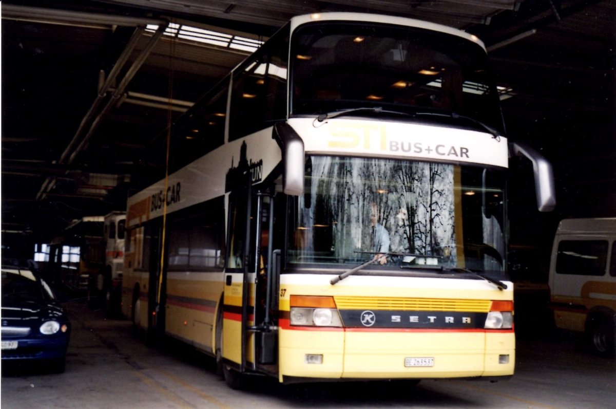 (R 4207) - Aus dem Archiv: STI Thun - Nr. 37/BE 263'537 - Setra (ex Funi-Car, Biel) am 27. Mrz 2005 in Thun, Garage