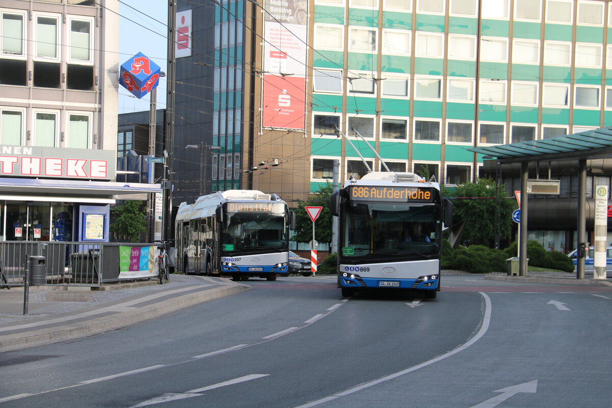 SWS Solingen - Nr. 207/SG-SW 8207 - Solaris Trolleybus + Nr. 869/SG-SW 1869 - Solaris Gelenktrolleybus am 17. Juni 2022 in Solingen (Aufnahme: Martin Beyer)