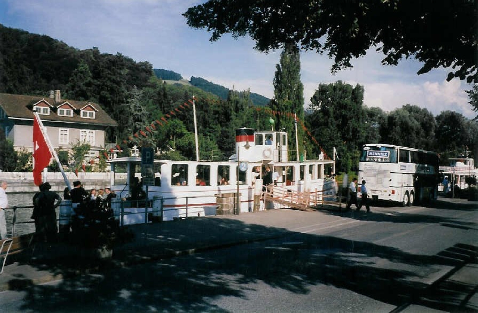 (025'605) - Aus dem Archiv: Klopfstein, Laupen - Nr. 24/FR 522 - Setra am 15. August 1998 bei der Schiffl�ndte Thun
