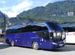 (265'576) - Eichenberger, Ddingen - FR 411'960 - Neoplan am 13. August 2024 beim Bahnhof Meiringen