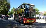 (289'005) - Hop On, Oslo - Nr. 207/DR 81'207 - MAN (ex Wiener Rundfahrten, A-Wien Nr. 63'400) am 19. Juni 2026 in Trondheim, Nidaros Kathedrale