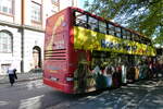 (289'006) - Hop On, Oslo - Nr. 207/DR 81'207 - MAN (ex Wiener Rundfahrten, A-Wien Nr. 63'400) am 19. Juni 2026 in Trondheim, Nidaros Kathedrale