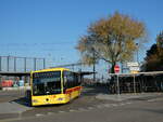 (230'270) - BLT Oberwil - Nr. 61/BL 6404 - Mercedes am 9. November 2021 beim Bahnhof Muttenz