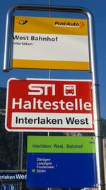 (155'349) - PostAuto-Haltestellenschild - Interlaken, West Bahnhof + STI-Haltestellenschild - Intelkaen, Interlaken West + bls-Haltestellenschild - Interlaken, West Bahnhof - am 23.