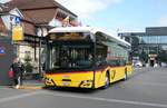 (281'565) - PostAuto Bern - BE 871'367/PID 12'282 - eSolaris am 16. Oktober 2025 beim Bahnhof Interlaken Ost