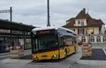 (283'266) - PostAuto Bern - BE 537'983/PID 12'351 - eSolaris am 17. Dezember 2025 beim Bahnhof Spiez