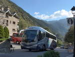 (185'401) - Aus Spanien: TarracoBus, Tarragona - 6327 FNJ - MAN/Irizar am 27. September 2017 in Meritxell, Kirche